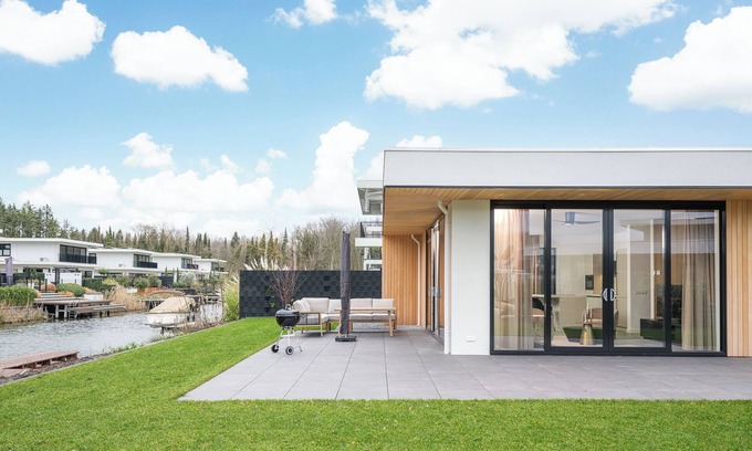 Zeewolde Casa | Luxury 4-person villa on the water with modern kitchen, private jetty and a spacious terrace with barbecue and lounge set. Perfect for rest and relaxation!