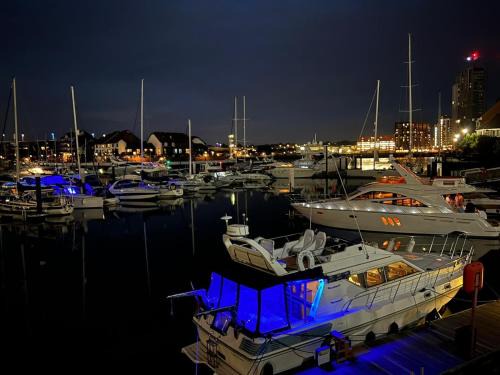 Southampton City Centre Alquiler De Eote | LUXURY 40 FOOT YACHT ON 5 STAR OCEAN VILLAGE MARINA SOUTHAMPTON - minutes away from city centre and cruise terminals - Free parking included