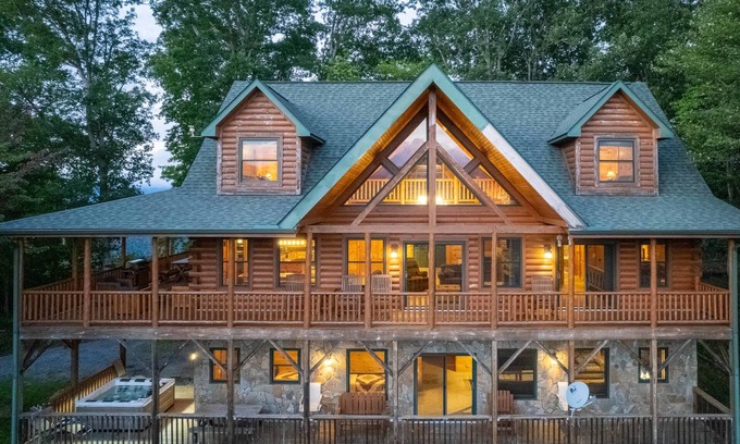 Waynesville Casa | Luxury 4200 Sqft Log Cabin on 50 Acres Sleeps 16