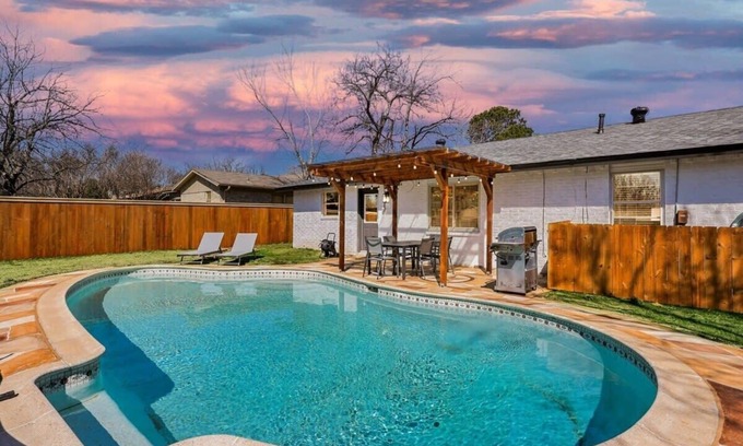 North Richland Hills Casa | Luxury 4Bed/2Bath Hidden Gem w/ Backyard Oasis