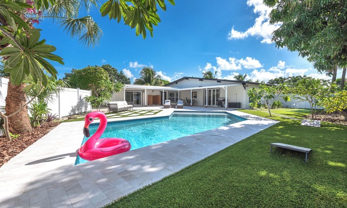 Lake Clarke Shores Casa | Luxury 4BR/2BA Heated Pool Oasis - Mini Golf