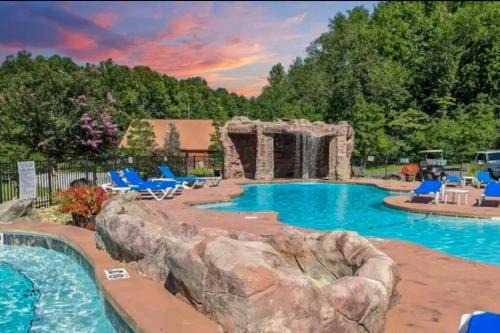 White Oak Lodge Casa | LUXURY 4BR Cabin in Gatlinburg with Views Hot Tub with Private Deck Game Room Most Popular Coffee Bar Perfect for Family Getaway Tennis Courts Infant Crib and Karaoke System