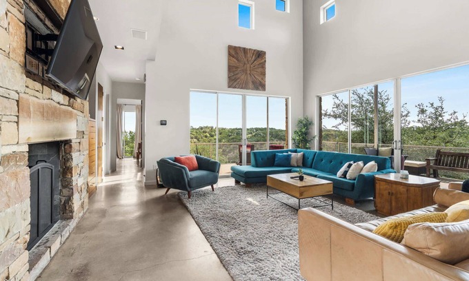 Dripping Springs Casa | Luxury 4BR Hilltop Retreat Hot Tub & Scenic Views