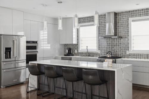 Fort Dupont Casa | Luxury 4BR home 7 mins to US Capital, Rooftop deck, in Washington Free Parking