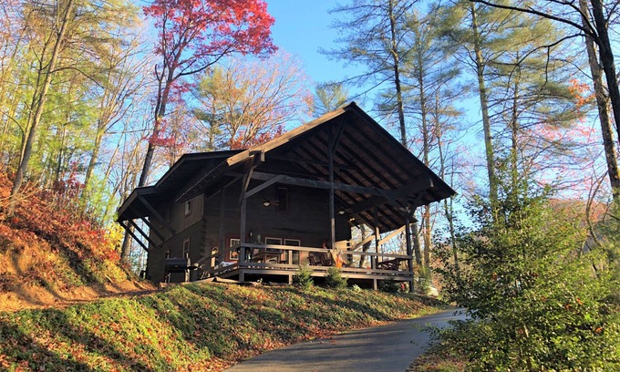 Robbinsville Cabina | Luxury 4BR Log Cabin, Private Mountain Acreage, Dog+Biker Friendly, Hot Tub WiFi