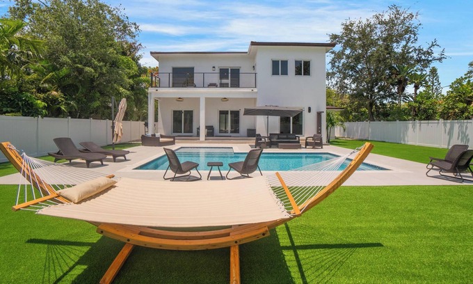 Biscayne Park Casa | Luxury 4BR Retreat w/ Heated Pool + Free Car Rental – Near Miami & Beaches