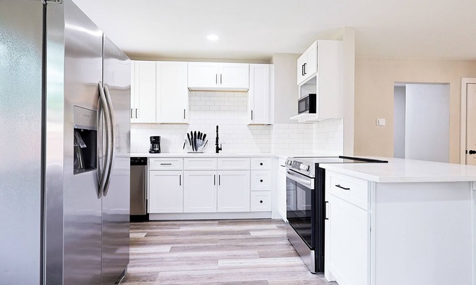 Mesquite Casa | Luxury 4BR Retreat – 10 Min to Downtown & Lake