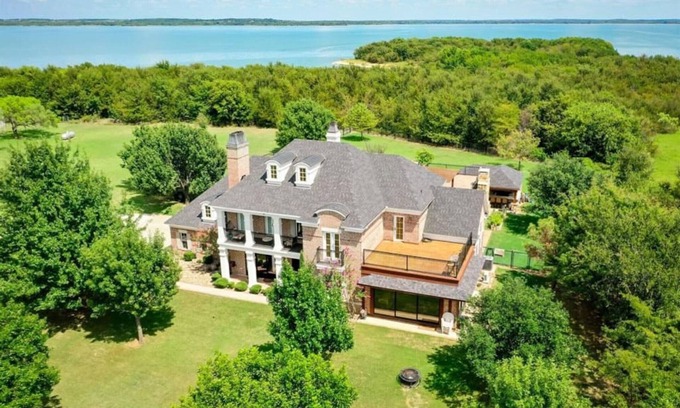 Sanger Villa | Luxury 5 Acre Private Estate on Lake Ray Roberts