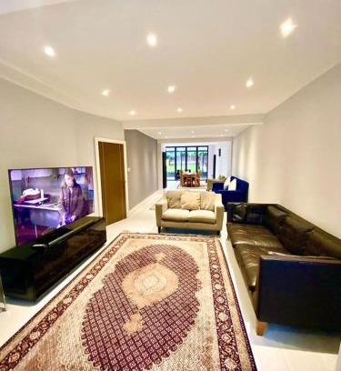Finchley Church End Casa | Luxury 5 bedroom home with private car park in London