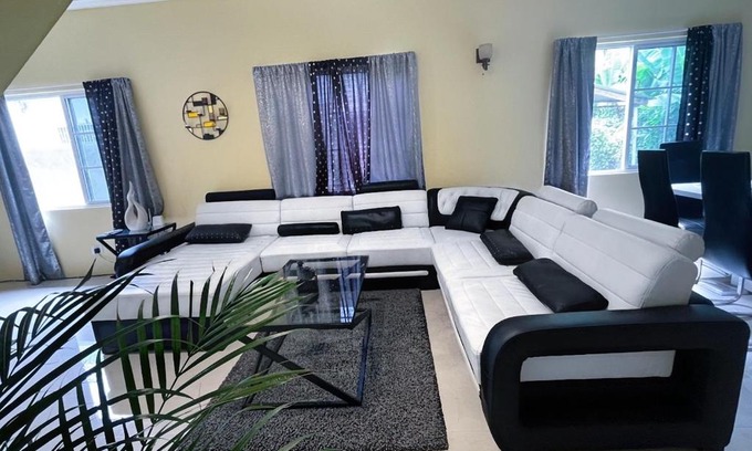 Port Antonio Casa | Luxury 5 bedroom house W private parking & patio