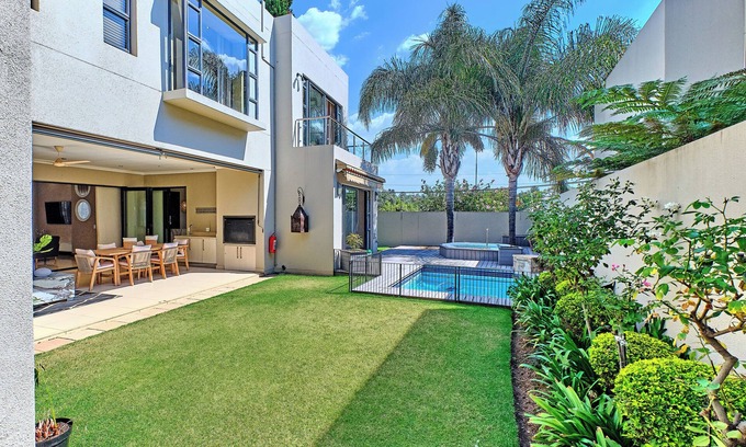 Greater Johannesburg Metropolitan Area Casa | Luxury 5-BR home, all en-suite, Solar + fast Wifi