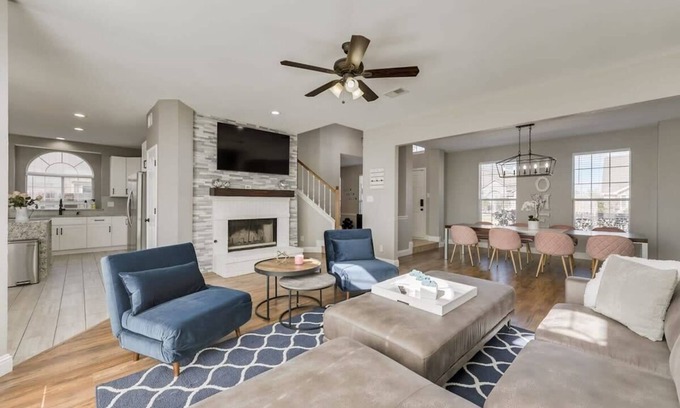Rowlett Casa | Luxury 5 BR, Jacuzzi, Gym, Near Lake for large Fam