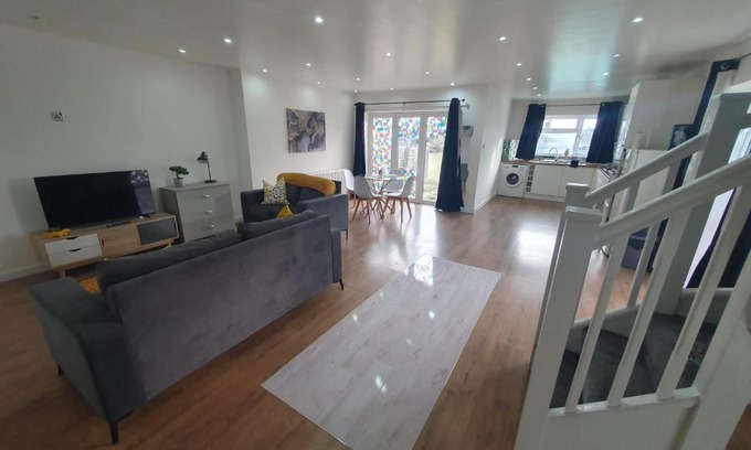 Luton Apartamento | Luxury 5 - Spacious Contractor's Delight with 4 Bedrooms and Ample Driveway Parking