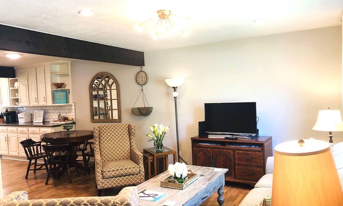 Topeka Casa | ★ Casa de lujo de 5 estrellas ★ Ubicación ~ Patio cercado ~ Familias ~ Parejas ~ Equipo de soporte las 24 horas