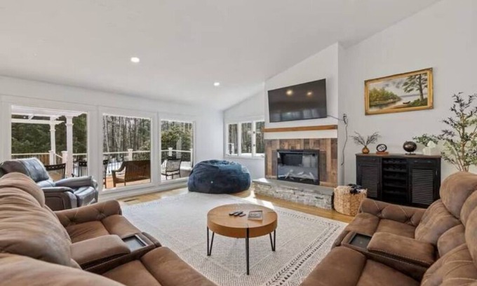 Laconia Casa | Luxury 5b 3ba on 10 acres w Lake view, Firepit, Hot Tub, Gameroom, close to Ski!