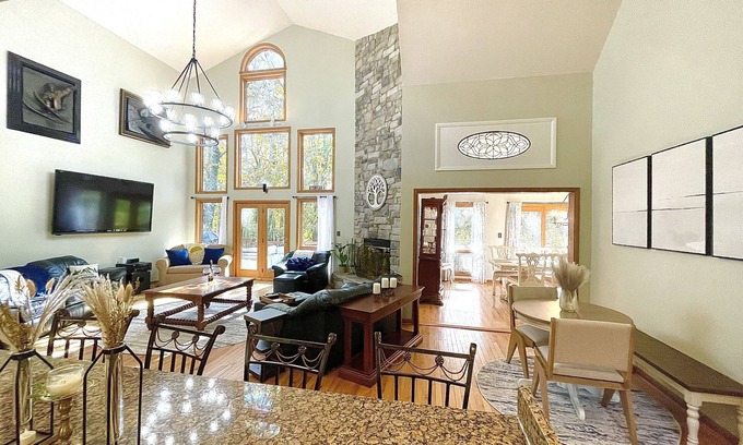 Chestnut Springs Casa | Luxury 5Bd 4Ba Sleeps 16+ Hot-tub/Dog Friendly