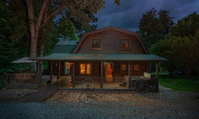 Weaverville Casa | Luxury 5BDR Retreat Log Cabin and Horses