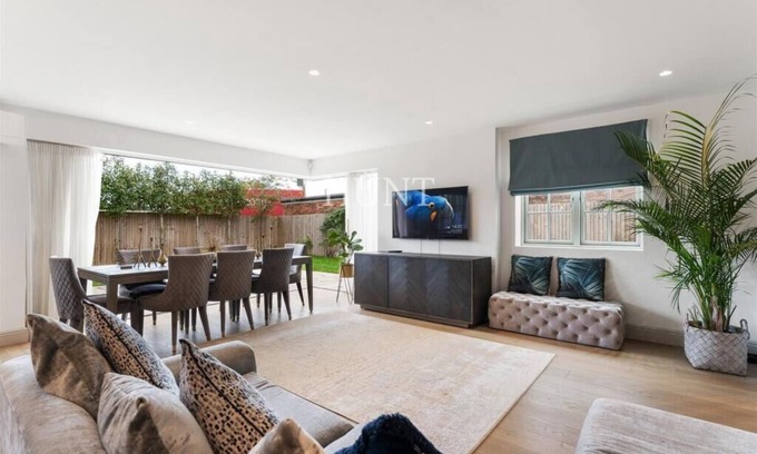 Waltham Abbey Casa | Luxury 5Bed Gated Home in High Beech