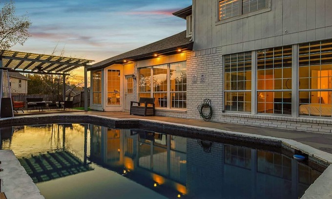 Dallas Casa | Luxury 5Br 2 5 Bath Villa with Pool