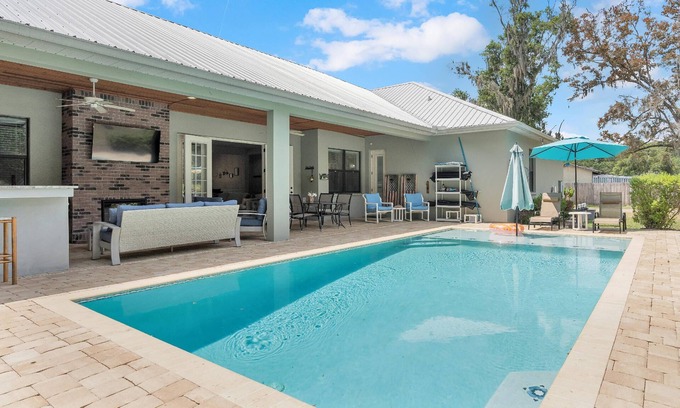 Nichols Casa | Luxury 5BR Pool Home w/ Outdoor Kitchen, Firepit & Pet-Friendly Yard – The Perfect Lakeland Escape!
