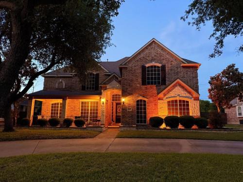 Rowlett Casa | Luxury 5BR Retreat, Kid's Playroom! Near Lake Hubbard, Vineyard Views