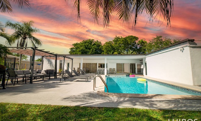 Cutler Bay Casa | Luxury 5BR Retreat w/Pool & Games in Miami