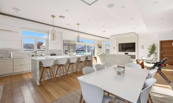 Alden Manor Casa | Luxury 5BR Smart Home Near JFK with Gym, Theater & BBQ