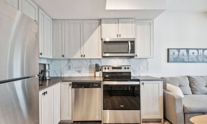 Northwest Calgary Casa | Luxury 6-Room Getaway- 14 PPL