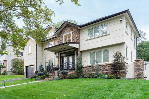 Old Bethpage Casa | Luxury 6BR House with Pool & Outdoor BBQ