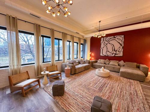 Near South Side Apartamento | Luxury 6BR Suite with Pool Table Sleeps 12 Perfect for Group Stay Near McCormick Place, Grant Park and Soldier Field