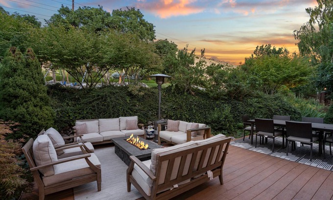Orem Casa | Luxury 7000 SQFT, Sleeps 20 - Bball, VBall, 1 acre