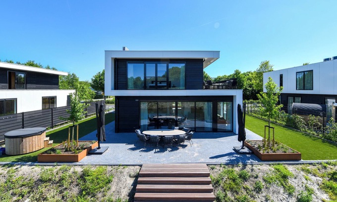 Biddinghuizen Casa | Luxury 8-person villa on the water with hot tub, private jetty, spacious terrace and 4 bedrooms. Located at Villa Resort Harderwold, near Harderwijk and the Veluwemeer!
