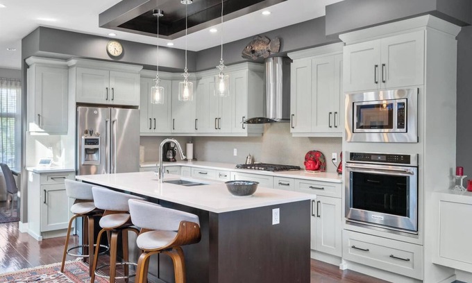 Banff Trail Casa | Luxury AC Home in Great Neigbourhood