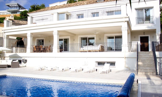 Benahavis Villa | Lujosa Villa con fantásticas vistas a la montaña, al mar ya una gran piscina.