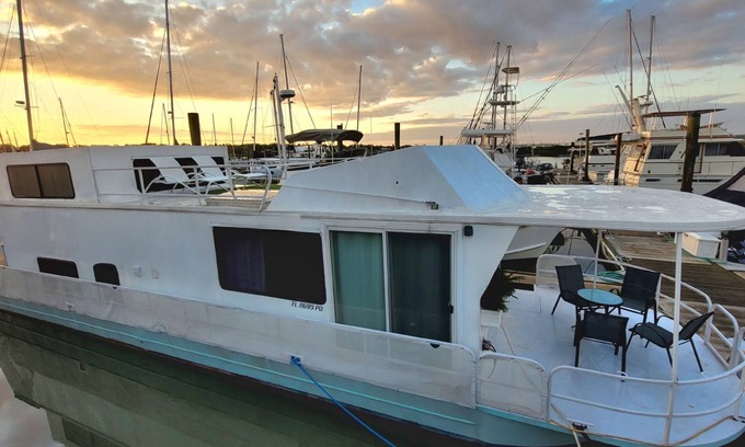 St. Augustine Alquiler De Eote | Luxury Afloat~Waterfront Retreat w/Rooftop Lounge~Walking Distance to Town
