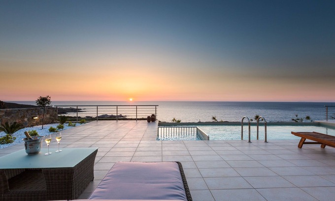 Livadia Villa | Lujo y elegancia en la naturaleza virgen con impresionantes puestas de sol