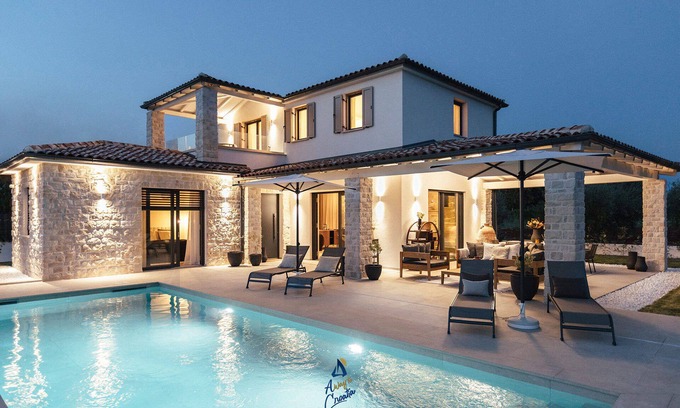 Nova Vas Villa | Villa de diseño elegante y de lujo con piscina climatizada