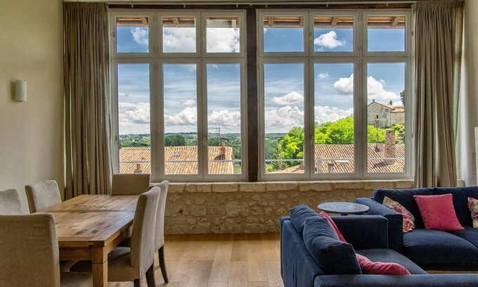 Saint-Romain Apartamento | Luxury and comfortable apartment with beautiful views in centre of village