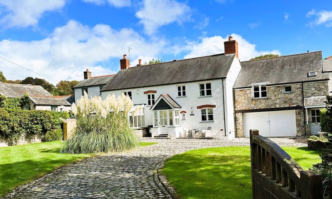 Charlestown Casa | Luxury and spacious family home steps away from UNESCO world heritage harbour