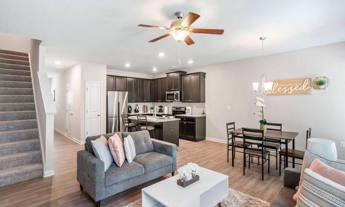 Riverdale Casa | Luxury and Stylish, Newly built 2021. Minutes from the airport.