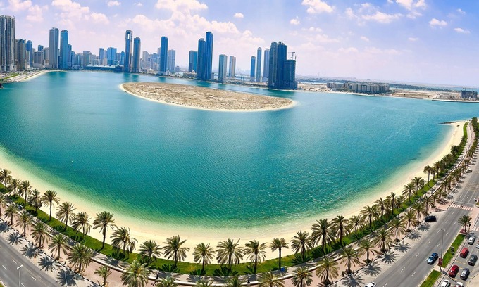 Al Khan Apartamento | Luxury Apartment El Khan 2 BHK sea front gym, pool, sauna, wifi