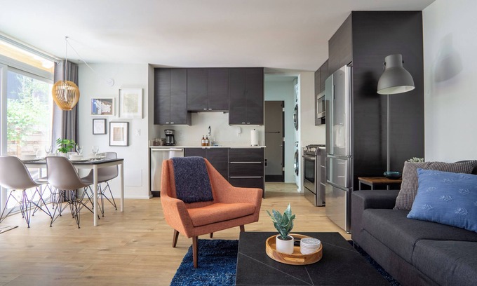 King Apartamento | Luxury Apartment In Best Area, 94 walk score. With AC, Laundry, and Patio