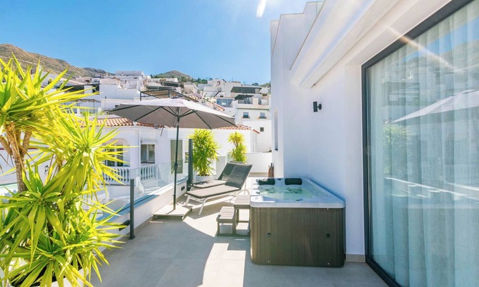 Cómpeta Apartamento | Apartamento de lujo en Cómpeta con vistas a la montaña, jardín y Wi-Fi