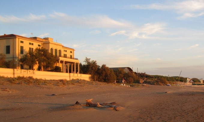 Donoratico Apartamento | Prestigioso apartamento en una antigua villa en la playa, 4 dormitorios tres baños