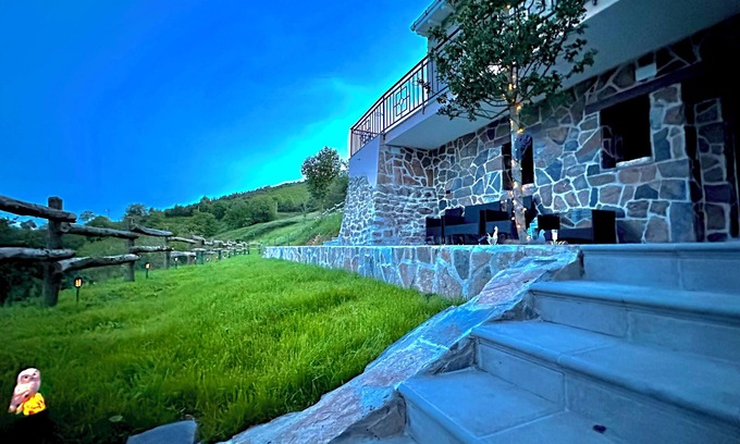 Cuestespines Cabaña | APARTAMENTO DE LUJO EN EL CENTRO DE ASTURIAS CON CHIMENEA Y JACUZZI INTERIOR