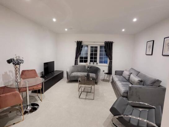 Wainscot Casa | Luxury Apartment In The Center Of Rochester