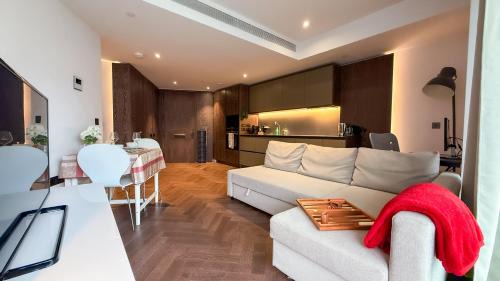 Queenstown Apartamento | Luxury apartment steps from Battersea Power ST and close to Victoria & Chelsea