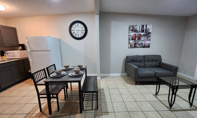 Biggs Field Apartamento | Luxury Apartment Suite 2