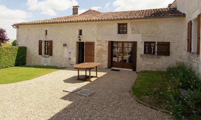 Saint-Preuil Villa | Apartamento histórico en Saint-Preuil con piscina climatizada