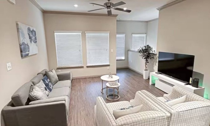 George Bush Park/Eldridge Apartamento | Luxury apartment with private garage